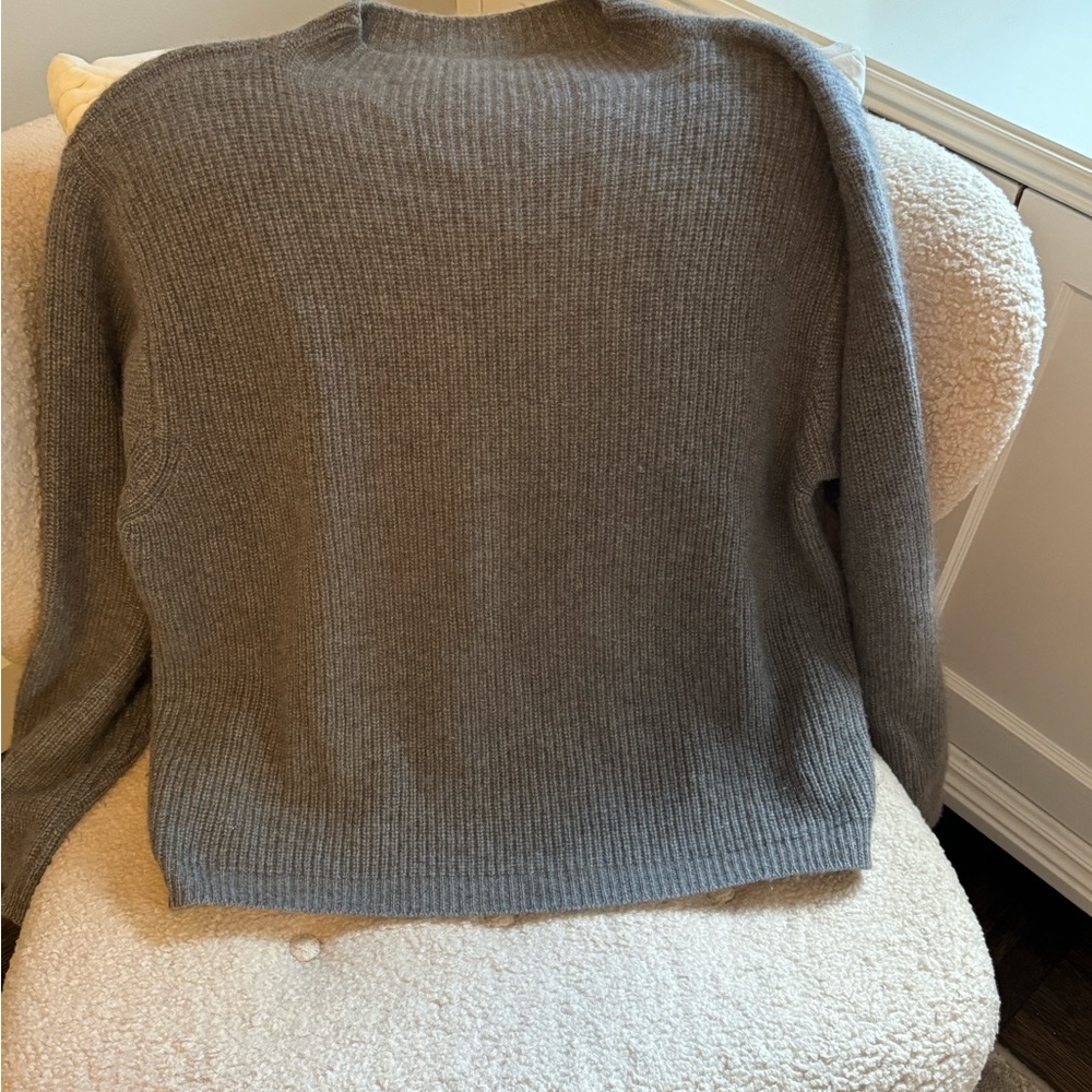 Deveaux New York gray ribbed cashmere funnel neck ribbed sweater.